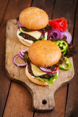 Büyük sandviç hamburger sığır eti ile