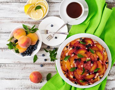 Şeftali ve yaban mersini ile bisküvi pasta