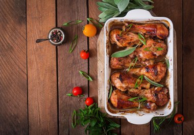 İştah açıcı pişmiş tavuk sopaları