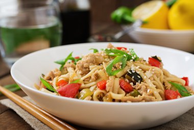 Et ve sebze ile Udon erişte