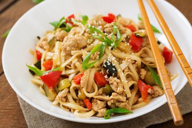 Et ve sebze ile Udon erişte