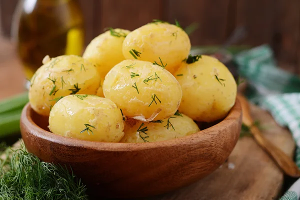 Batatas cozidas com endro e manteiga — Fotografia de Stock