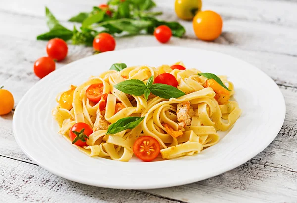 Fettuccine in salsa di pomodoro con pollo — Foto Stock