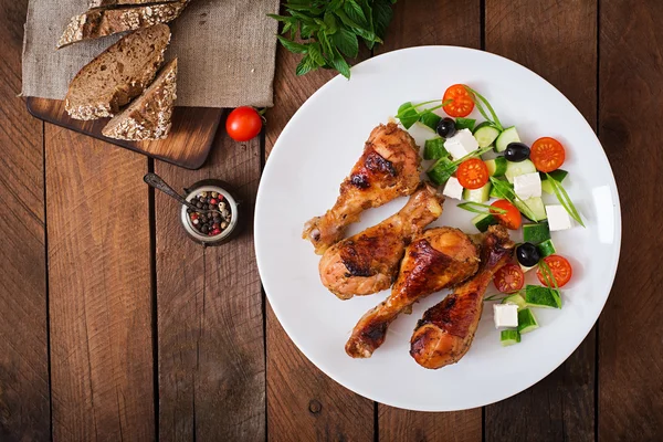 Baquetas de frango e salada grega — Fotografia de Stock