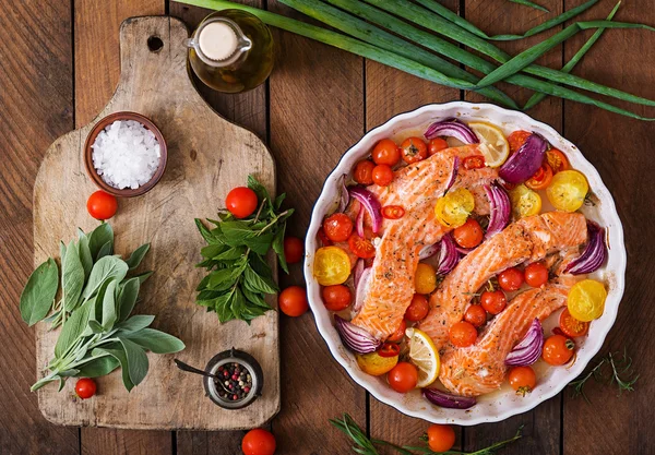 Filetto di salmone al forno con pomodori — Foto Stock