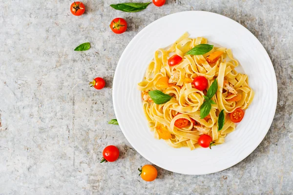 Macarrão Fettuccine em molho de tomate com frango — Fotografia de Stock