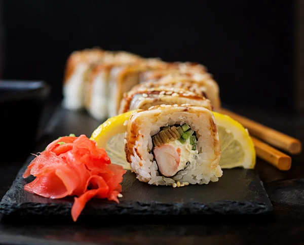 Traditionella japanska sushi rullar — Stockfoto