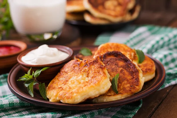 Bolos de queijo com hortelã e creme azedo — Fotografia de Stock