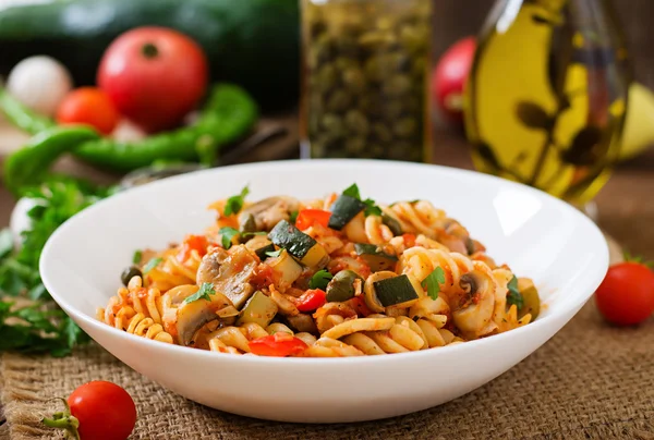 Vegetarische Gemüsenudeln Fusilli — Stockfoto