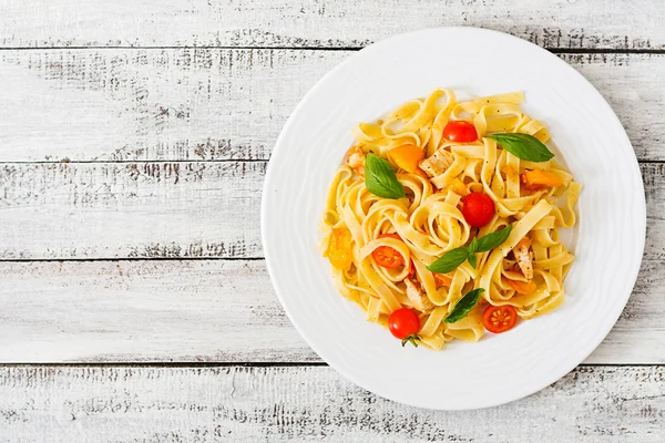 Fettuccine pasta i tomatsås med kyckling — Stockfoto
