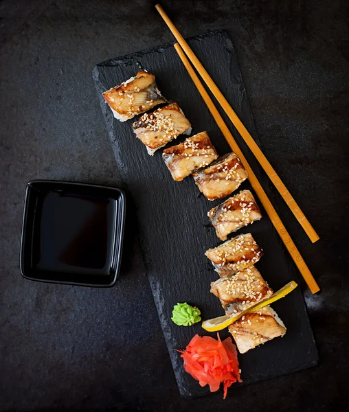 Rolos de sushi japonês tradicional — Fotografia de Stock