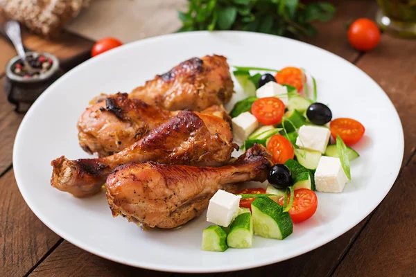 Palitos de pollo y ensalada griega — Foto de Stock