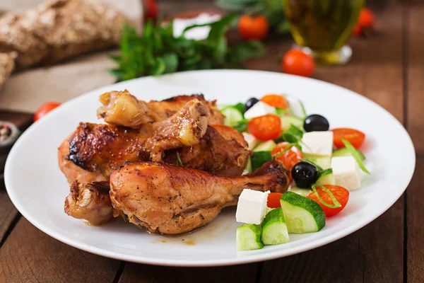 Куриные ножки и греческий салат — стоковое фото