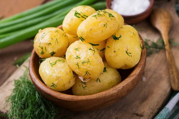 Kokt potatis med dill och smör — Stockfoto