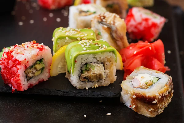 Rolos de sushi japonês tradicional — Fotografia de Stock