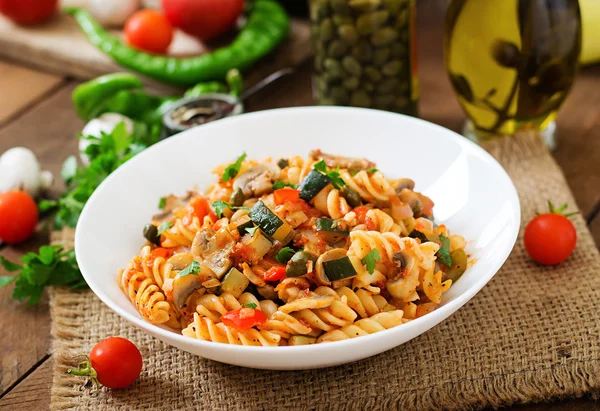 Pâtes végétales aux légumes Fusilli — Photo