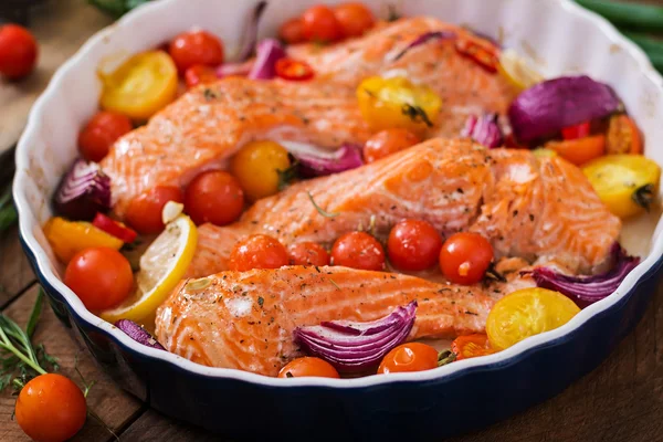 Gebakken zalmfilet met tomaten — Stockfoto