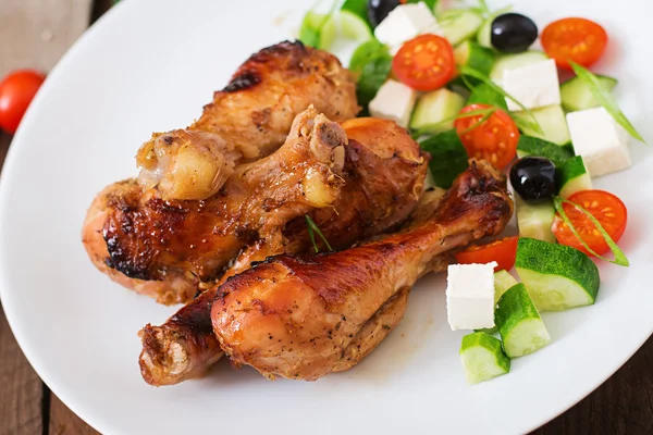 Kip drumsticks en Griekse salade — Stockfoto