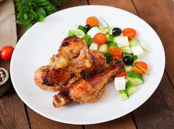 Куриные ножки и греческий салат — стоковое фото