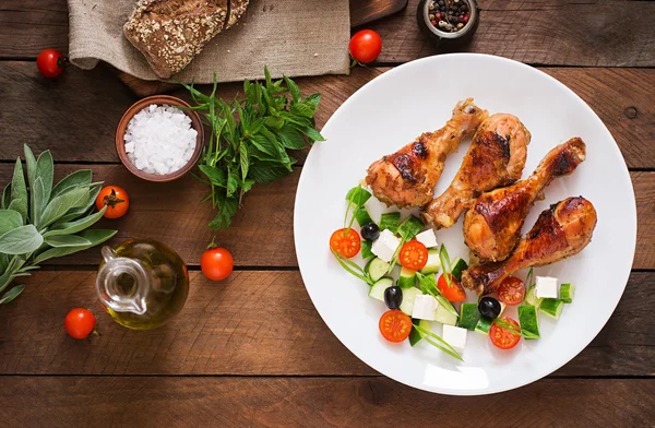 Cosce di pollo e insalata greca — Foto Stock
