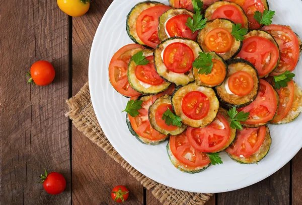 Kızarmış kabak domates ile snack — Stok fotoğraf