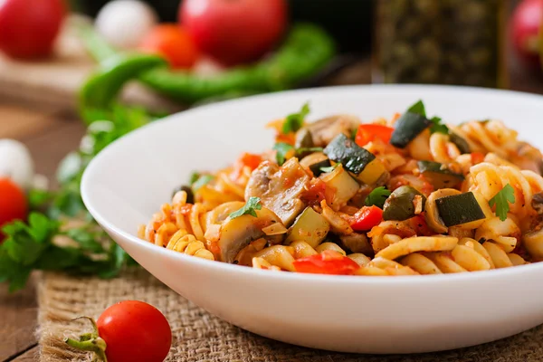 Vegetariánské zeleninové těstoviny Fusilli — Stock fotografie