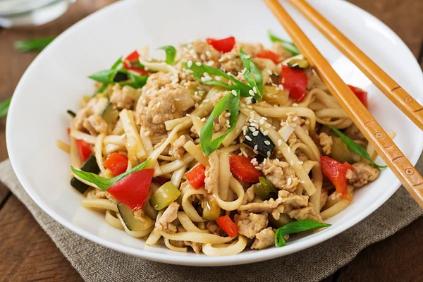 Udon nudlar med kött och grönsaker — Stockfoto