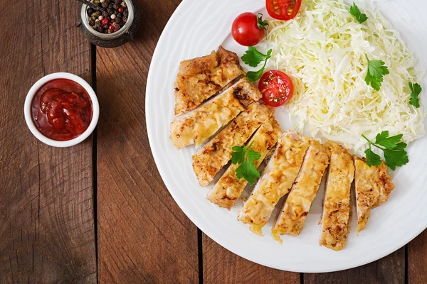 Costeleta de porco frita com salada de repolho — Fotografia de Stock