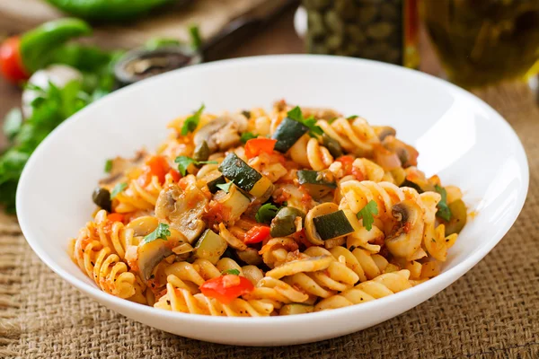 Vegetarische Gemüsenudeln Fusilli — Stockfoto