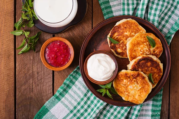 Torte di formaggio con menta e panna acida — Foto Stock