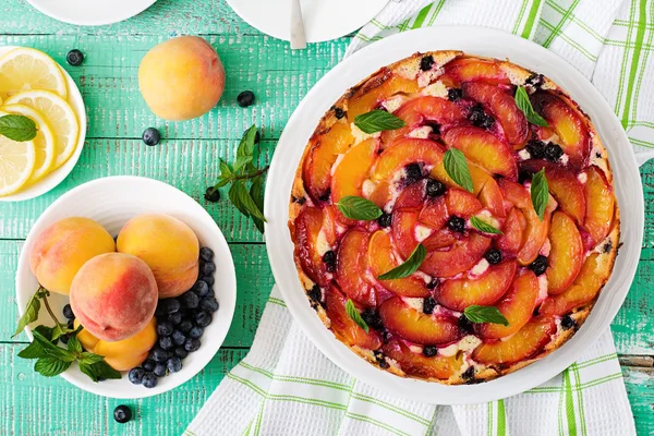 Bolacha torta com pêssegos e mirtilos — Fotografia de Stock