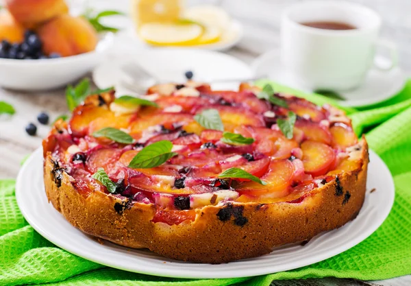 Torta di biscotti con pesche e mirtilli — Foto Stock