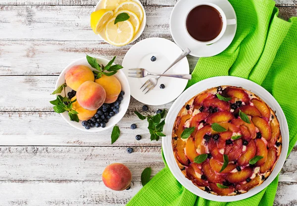 Torta di biscotti con pesche e mirtilli — Foto Stock