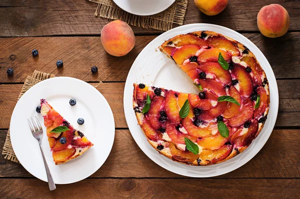 Бісквітний пиріг з персиками та чорницею — стокове фото