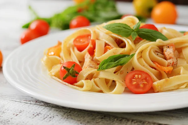 Fettuccine pasta en salsa de tomate con pollo —  Fotos de Stock