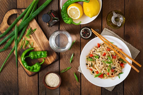 Udon noedels met vlees en groenten — Stockfoto