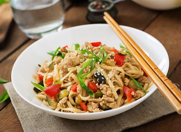 Udon nudlar med kött och grönsaker — Stockfoto