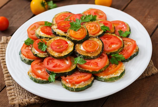 Snack van gebakken courgette met tomaten — Stockfoto