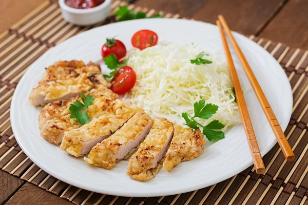 Costeleta de porco frita com salada de repolho — Fotografia de Stock