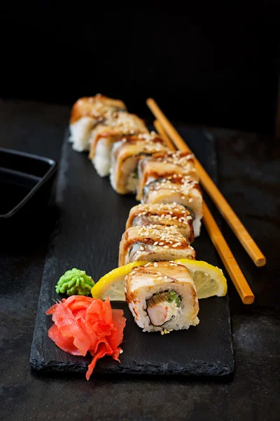 Traditionella japanska sushi rullar — Stockfoto