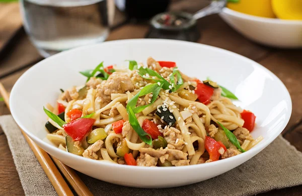 Udon noodles with meat and vegetables — Stock Photo, Image