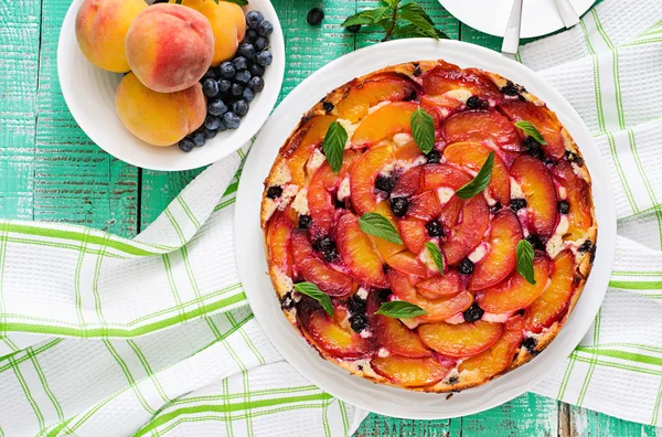 Smördeg paj med persikor och blåbär — Stockfoto