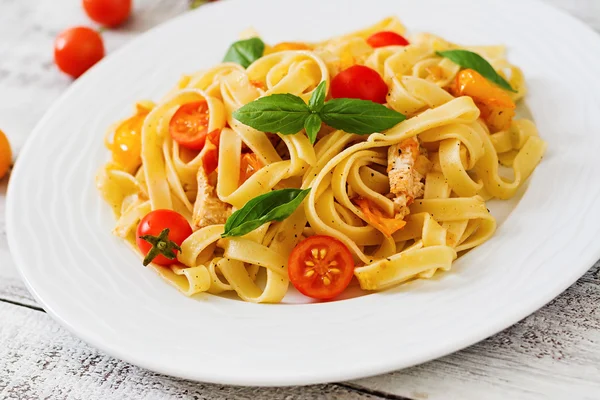 Fettuccine pasta in tomato sauce with chicken — Stock Photo, Image