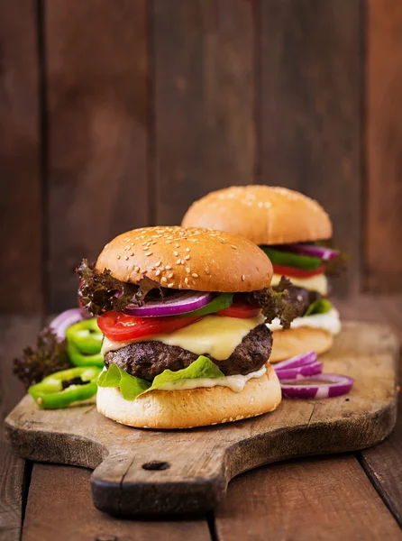 Stora smörgåsar hamburgare med nötkött — Stockfoto