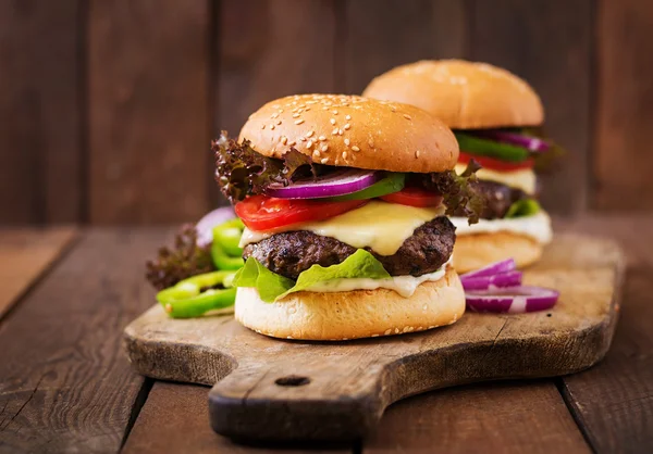 Grote broodjes-hamburgers met rundvlees — Stockfoto