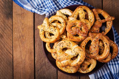 Oktoberfest bir tabak içinde yumuşak çubuk kraker tuzlu