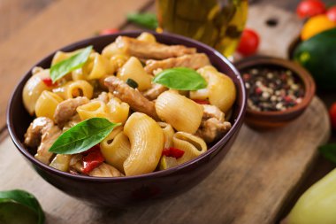 Et sebzeli makarna Gomiti Rigati