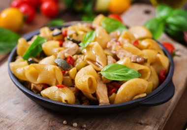 Et sebzeli makarna Gomiti Rigati