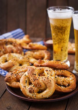 Bir kase ve bira tuzlu yumuşak pretzels