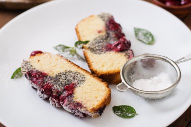 Haşhaş tohumu ile kiraz kek